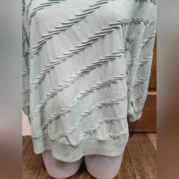 Detailed Vine Sweater top by Simply Vera Wang Size M Green 3/4 Sleeve - Picture 2 of 6